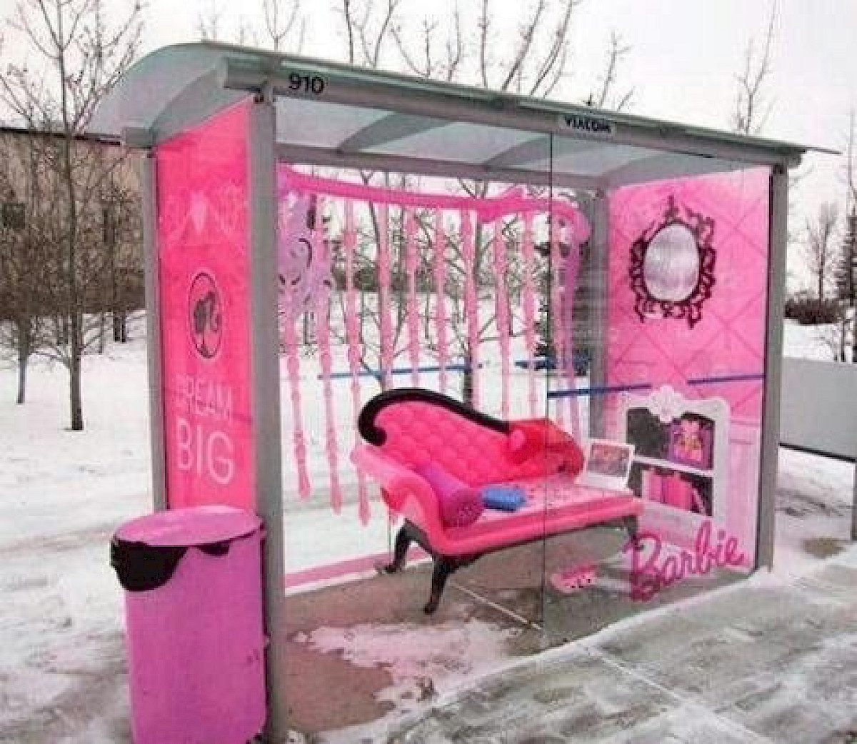 Autobusová zastávka s dizajnom Barbie