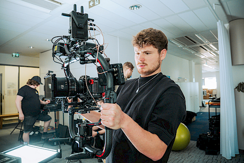 Kameraman pripravuje kameru na natáčanie