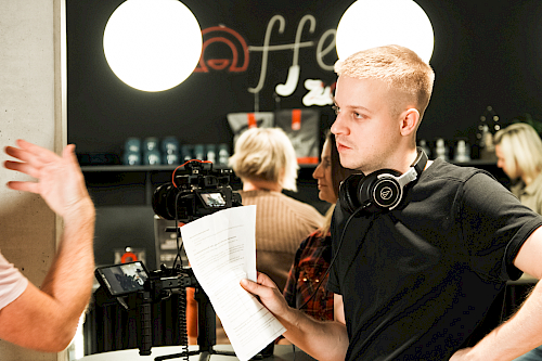 Kameraman natáča s klientmi testimoniál