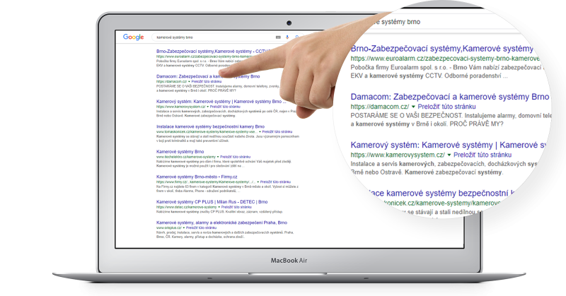 RUKA UKAZUJE NA MONITOR